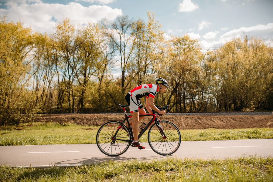 ciclistas exentos de llevar casco